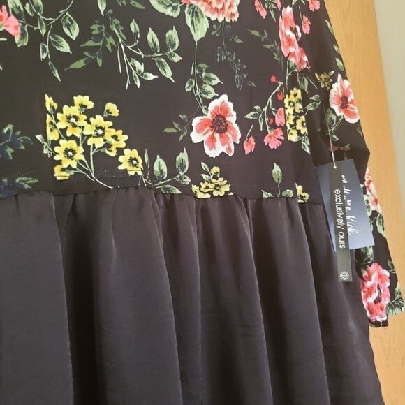 Flutter & Kick Maternity Floral Flowy Vneck Top M NWT - Picture 7 of 8